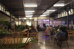 warung kopi 24 jam yang ramai pengunjung dari berbagai kalangan