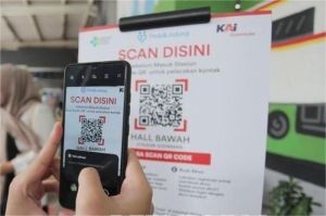 ilustrasi penumpang KAI menggunakan QR code untuk check-in di stasiun kereta