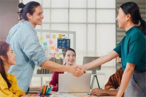 orang-orang sedang berdiskusi dalam acara networking profesional