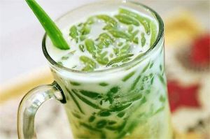 ilustrasi segelas es cendol dengan santan dan gula merah cair