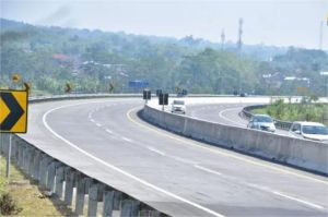 momen groundbreaking pembangunan jalan tol baru di Pulau Jawa dengan pejabat pemerintah