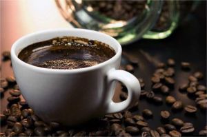 ilustrasi secangkir kopi tubruk dengan kopi bubuk yang mengendap di dasar gelas
