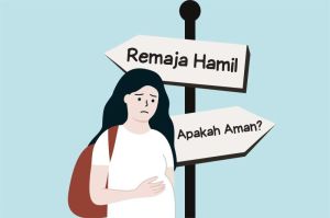 remaja perempuan mendengarkan penyuluhan kesehatan reproduksi di sekolah