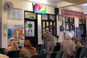 antrian warga di ruang tunggu puskesmas