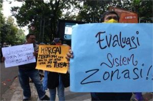 antrian orang tua dan siswa dalam proses PPDB dengan sistem zonasi yang menimbulkan masalah