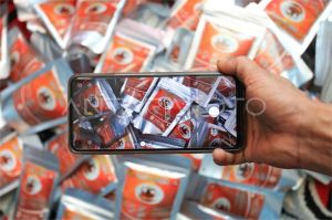 pelaku UMKM menggunakan smartphone untuk berjualan online