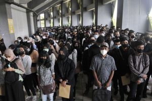 Viral! Ribuan Pencar Kerja Berdesakan di Job Fair Bekasi, Sempat Ricuh