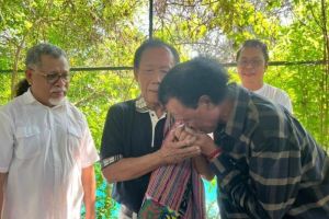 Hercules Minta Maaf, Cium Tangan Sutiyoso
