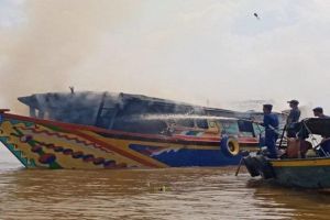 Kapal Jukung Meledak di Sungai Musi, Barang Dagangan Dijarah Warga