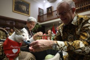 Momen Bobby Kartanegara Dapat Hadiah Syal dari PM Australia