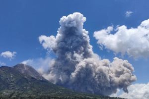 Gunung Merapi di Sumbar Meletus, Ketinggian Abu 1.600 Meter