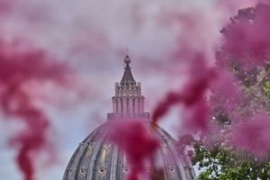 Asap Merah Muda di Roma: Seruan Kesetaraan dari Aktivis Katolik