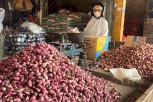 Diduga Curi Bawang, Nenek Terluka Parah Dikeroyok Satpam Pasar