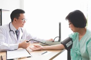 dokter sedang melakukan pemeriksaan kesehatan kepada pasien di klinik