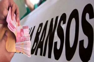 bansos menjelang pilkada dengan simbol politik dan distribusi yang dipertanyakan