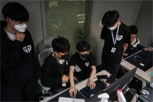siswa sekolah belajar esports di kelas, dengan laptop dan pelatih game profesional