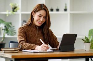 pekerja freelance bekerja dari rumah tanpa jaminan sosial atau perlindungan formal