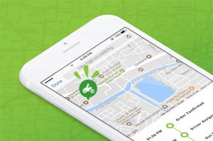 driver ojek online sedang melihat aplikasi yang terus melacak lokasi secara real-time