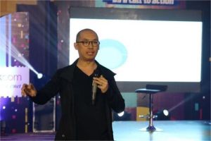 foto CEO startup fintech sedang presentasi ekspansi bisnis fintech di depan investor