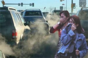 kabut polusi di perkotaan dengan warga mengenakan masker karena gangguan pernapasan