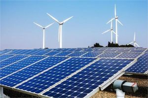 foto panel surya dan turbin angin di lokasi proyek energi terbarukan