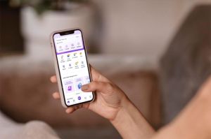 ilustrasi anak muda menggunakan aplikasi koperasi digital untuk investasi bersama