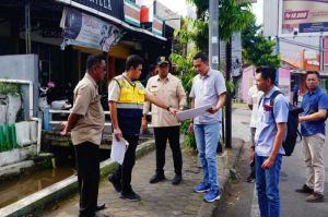 Bupati Batang Faiz Kurniawan sedang melakukan pengecekan pembangunan trotoar sistem pengaturan kabel bawah tanah, belum lama ini. (ANTARA/HO-Humas Kabupaten Batang)