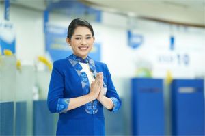 ilustrasi peserta magang BCA sedang melayani nasabah di kantor cabang