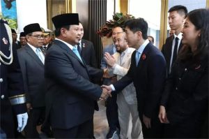 ilustrasi investor asing berdiskusi dengan pelaku bisnis lokal Indonesia