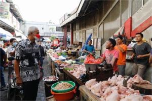 pasar tradisional yang telah direnovasi dengan kios-kios baru dan pengunjung yang ramai