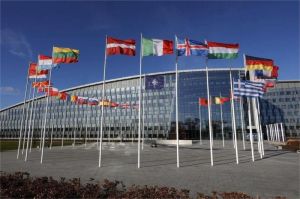 gedung parlemen Eropa dengan bendera negara-negara anggota berkibar di depan