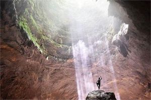 cahaya surga di dasar Gua Jomblang Gunung Kidul