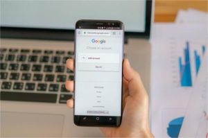 ilustrasi teknologi penerjemah suara real-time Google dengan ikon mikrofon dan gelombang suara