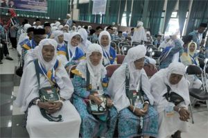 jamaah haji reguler menunggu keberangkatan
