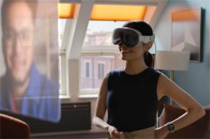 headset Apple Vision Pro dengan tampilan antarmuka virtual di dunia nyata