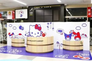 Unik dan Menggemaskan! Bandara di Jepang Ini Berubah Jadi 'Hello Kitty Airport' Selama Expo 2025—Ada Ember Mandi Raksasa Juga!