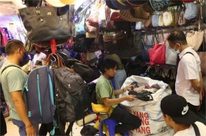 anak muda belanja barang bekas