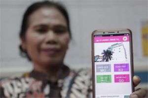 warga lansia menggunakan aplikasi layanan publik di ponsel