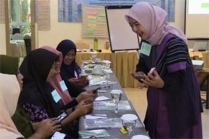 pelaku UMKM sedang mengikuti pelatihan digitalisasi dengan pendampingan