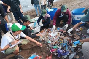 ilustrasi aksi bersih-bersih lingkungan dengan pengumpulan sampah plastik