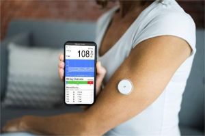 ilustrasi alat diagnostik cepat diabetes dengan tampilan layar hasil tes dan tenaga medis