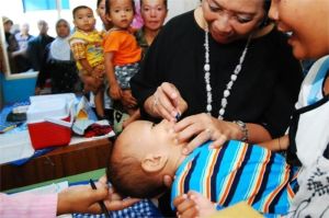 ilustrasi anak balita mendapatkan pemeriksaan kesehatan dan pemberian makanan bergizi