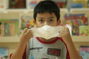ilustrasi anak dan lansia memakai masker di lingkungan rumah
