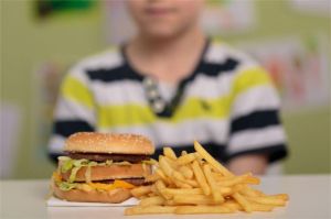 ilustrasi anak-anak makan makanan cepat saji di meja makan