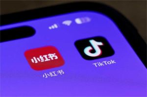 ilustrasi aplikasi di smartphone dengan ikon bergaya Tiongkok yang diblokir