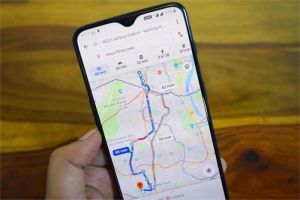 ilustrasi aplikasi navigasi lokal menampilkan rute jalan alternatif real time di layar ponsel
