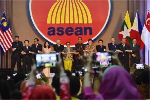 ilustrasi bendera negara-negara Asia Tenggara di depan gedung pertemuan ASEAN