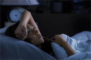 ilustrasi wanita terjaga di malam hari dengan mata terbuka lebar di tempat tidur