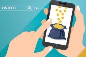 Pelaku UMKM menggunakan aplikasi fintech di ponsel untuk pengajuan pinjaman
