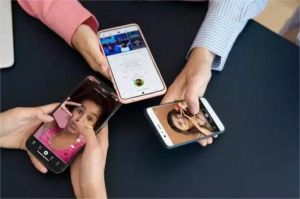 ilustrasi fitur AI TikTok mendeteksi mood pengguna melalui kamera